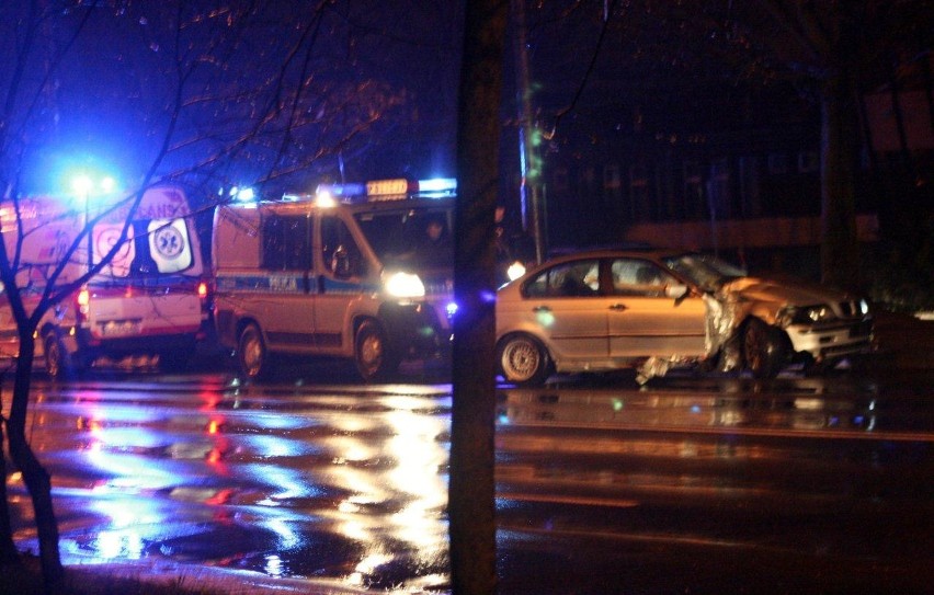 Kolizja na ul. Szczecińskiej. Kierowca BMW wjechał w latarnię (zdjęcia)