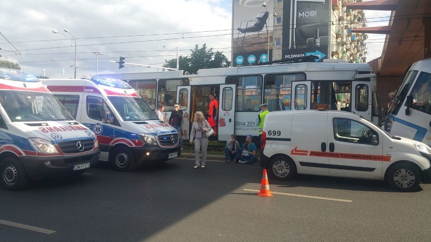 20 rannych w zderzeniu tramwajów na Legnickiej. 12 osób trafiło do szpitala (ZDJĘCIA, FILM)