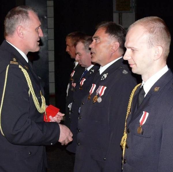 Medale i akty nominacyjne wręczał między innymi brygadier Roman Dec, podkarpacki komendant wojewódzki Państwowej Straży Pożarnej w Rzeszowie.