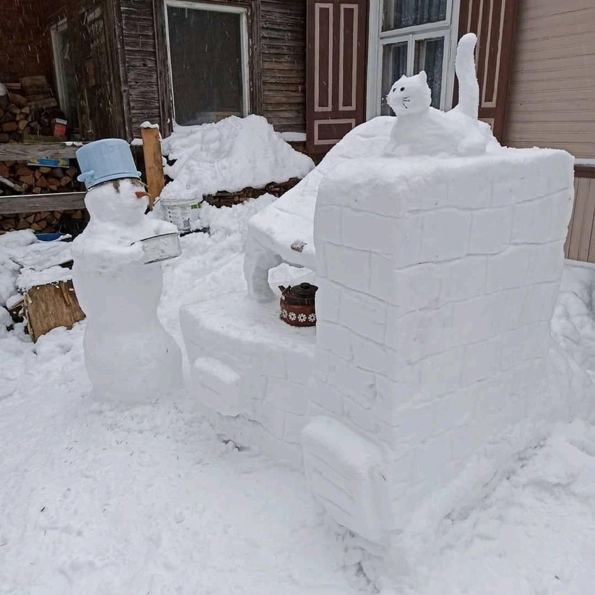 Zabłudów - rzeźby ze śniegu wypełniły podwórze
