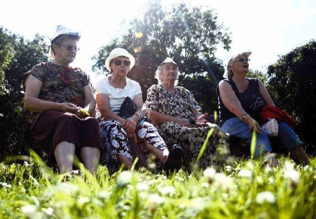 Do parku przy ulicy Wierzbowej przychodzi wiele osób. &#8211; Pamiętam, że w tamtym roku prezydent obiecał, że coś zrobi w tym parku &#8211; mówi Alina Bohdan (na zdjęciu pierwsza z prawej). &#8211; Ale na razie nic tu się nie dzieje. Ścieżki nadal w fatalnym stanie.