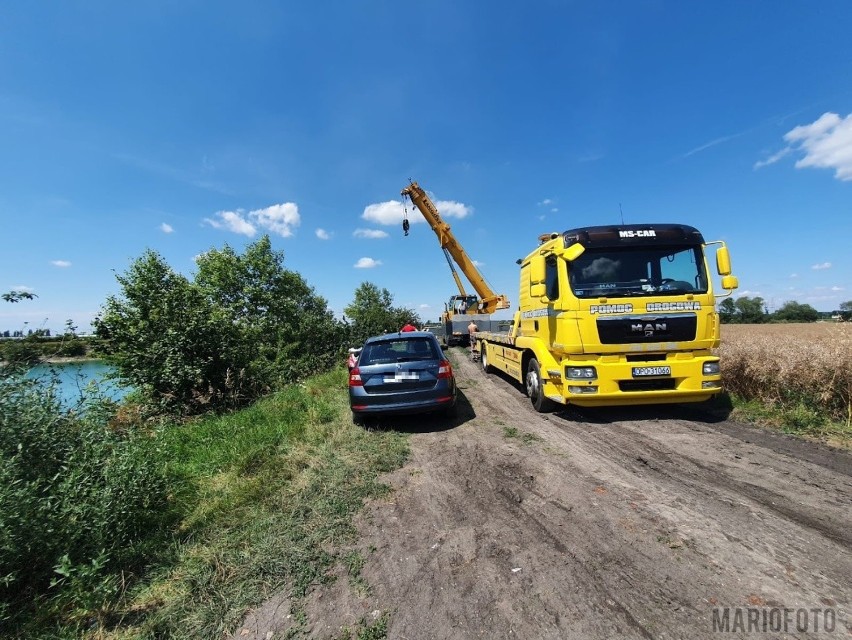 Wydobywanie BMW z kamionki Silesia w Opolu. Auto wpadło tam dziś w nocy i poszło na dno. Co się stało?