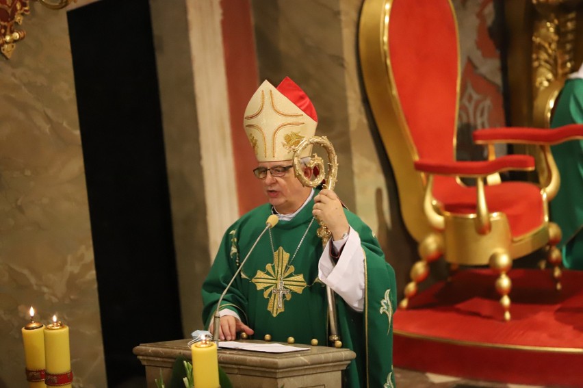 Biskupi z diecezji kieleckiej wylatują do Rzymu. Spotkają się z papieżem Franciszkiem [ZDJĘCIA]