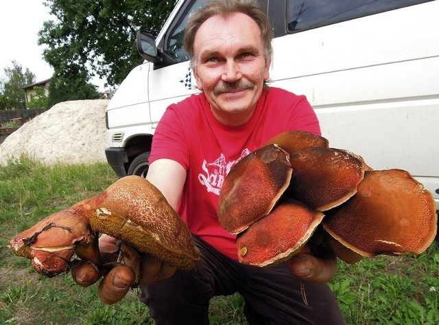 Mariusz Kasprzak z dorodnymi zajączkami.