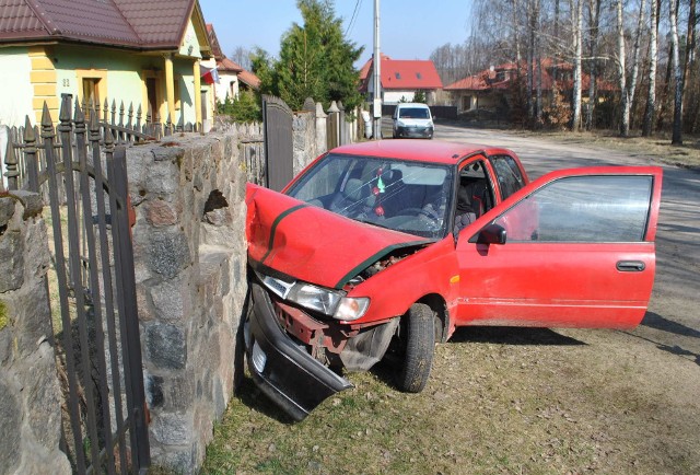 We wtorek tuż po godz. 8.00 w miejscowości Wąglik, gmina Pisz, doszło do wypadku drogowego. Ze zgłoszenia wynikało, że osobówka uderzyła w ogrodzenie prywatnej posesji.