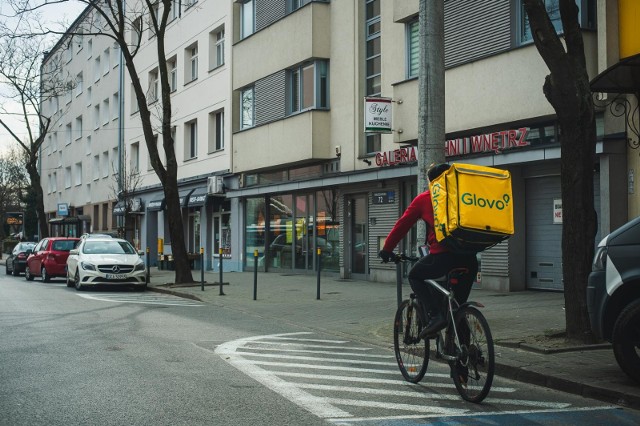 Jak wynika z badania, jednym z głównych czynników zachęcających do podjęcia współpracy z platformami jest m.in. możliwość łatwiejszego i szybszego dotarcia do klientów czy niski próg wejścia, tj. możliwość łatwego rozpoczęcia pracy. Dla pracowników platformowych ważny jest także wysoki poziom elastyczności. O tym, że oczekiwania te są w ramach współpracy z platformami realizowane, świadczy fakt, że te same czynniki zostały przez ankietowanych wskazane jako kluczowe zalety współpracy z platformami.