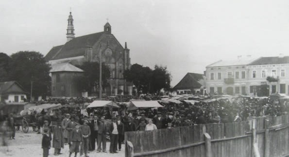 Lata 30. XX wieku. Dzień targowy w Proszowicach