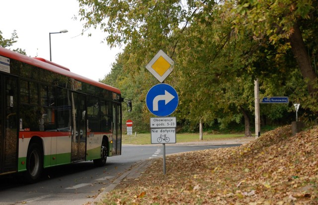 Dziś zniknęły znaki nakazu skrętu z ulicy Północnej w ulicę Kosmowskiej i zakazu skrętu z Kosmowskiej w Północną.