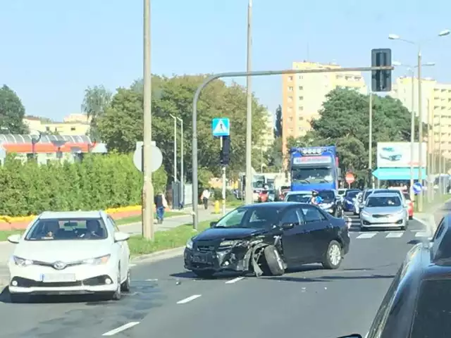 Do zderzenia doszło na ul. Szubińskiej na wysokości WZL. Zderzyły się 2 samochody osobowe - volvo i toyota. Winę za spowodowanie kolizji ponosi kierowca toyoty, który wymusił pierwszeństwo. Nikomu nic się nie stało.