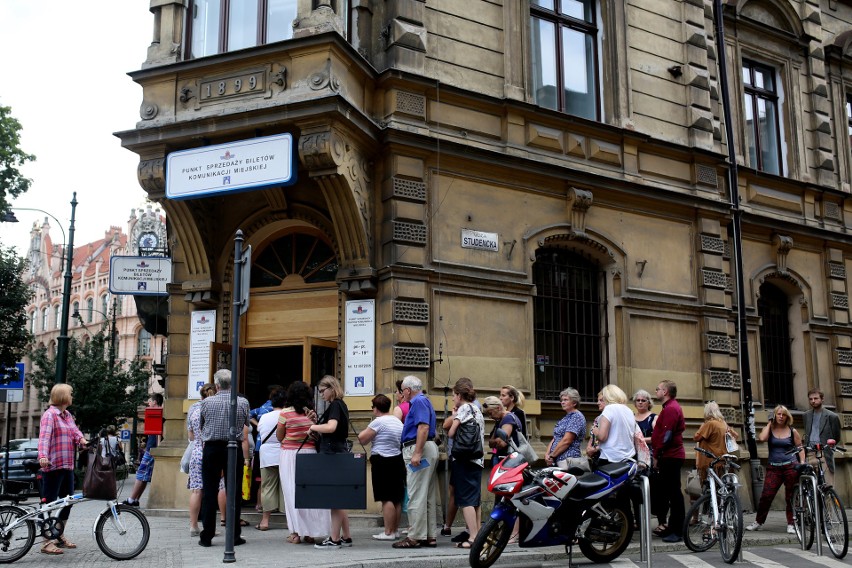 Kraków. Nie można się doczekać na Karty Krakowskie. Kurier nie puka do drzwi