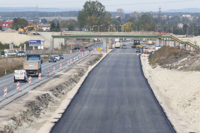 Tak wygląda plac budowy drogi ekspresowej S-7 w okolicach Łączyna, w gminie Jędrzejów. Na jednym z odcinków leży już nawierzchnia. Zakończenie w 2017 roku.