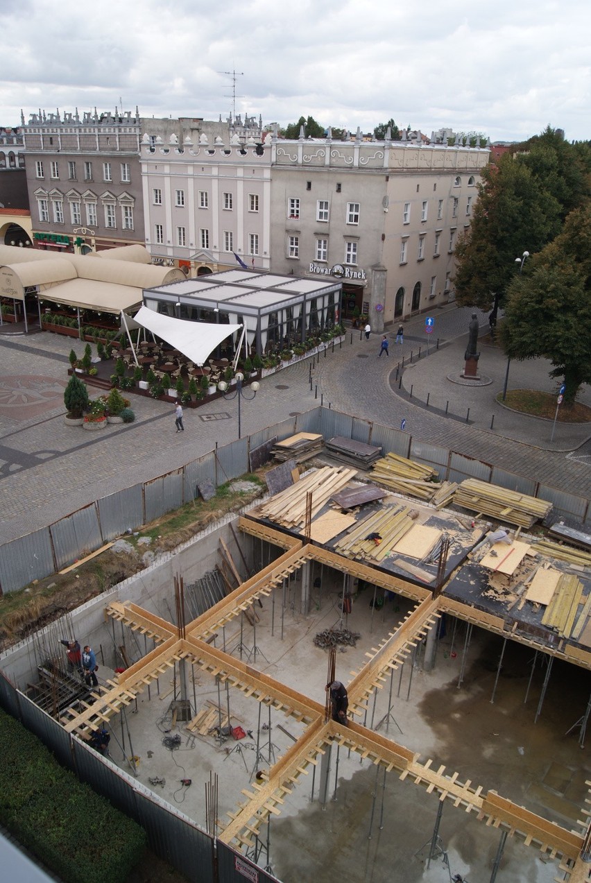 W Raciborzu na rynku budują hotel ze szkła?