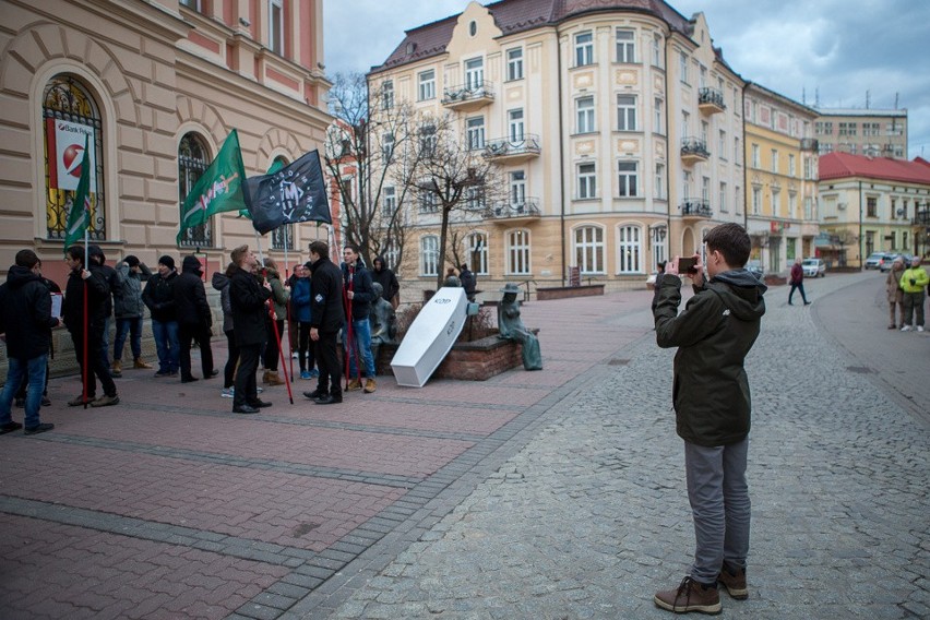 Tarnów. Spotkanie z Niesiołowskim i pogrzeb KOD-u