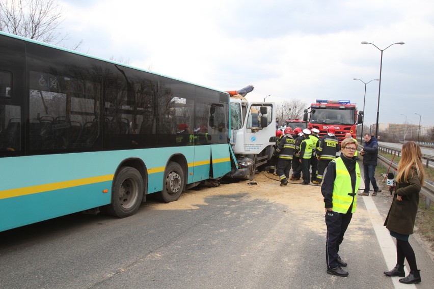 Ciężarówka uderzyła w autobus w Katowicach. Są ranni