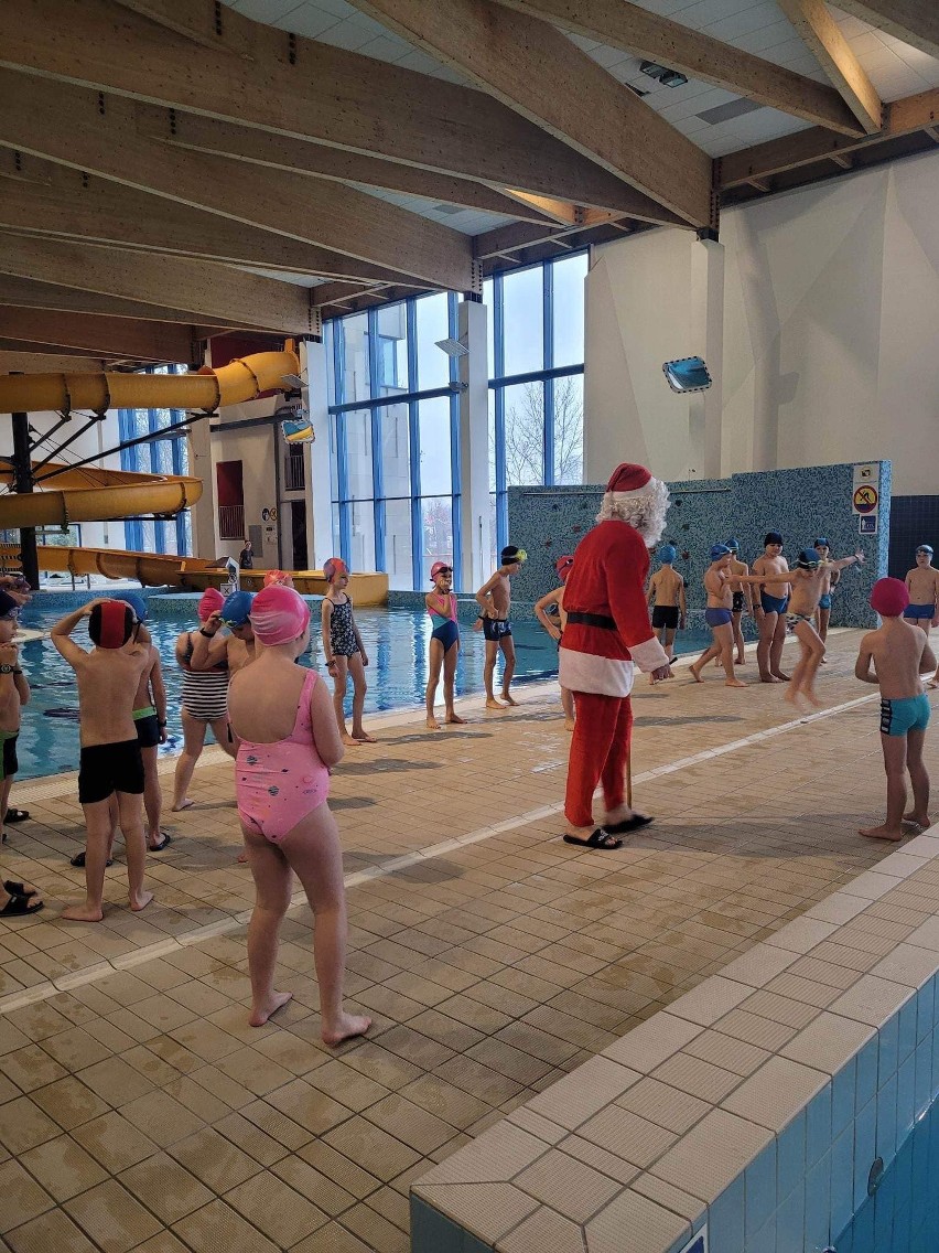 Miechów. Święty Mikołaj odwiedził pływalnię i jej gości