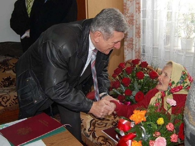 Wójt Tadeusz Sułek do listów gratulacyjnych dołączył piękne kwiaty, prezenty i najlepsze życzenia dla Pani Felicji Kumur.
