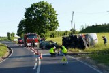 Cysterna z mlekiem wylądowała w rowie po czołowym zderzeniu z osobówką pod Brodnicą