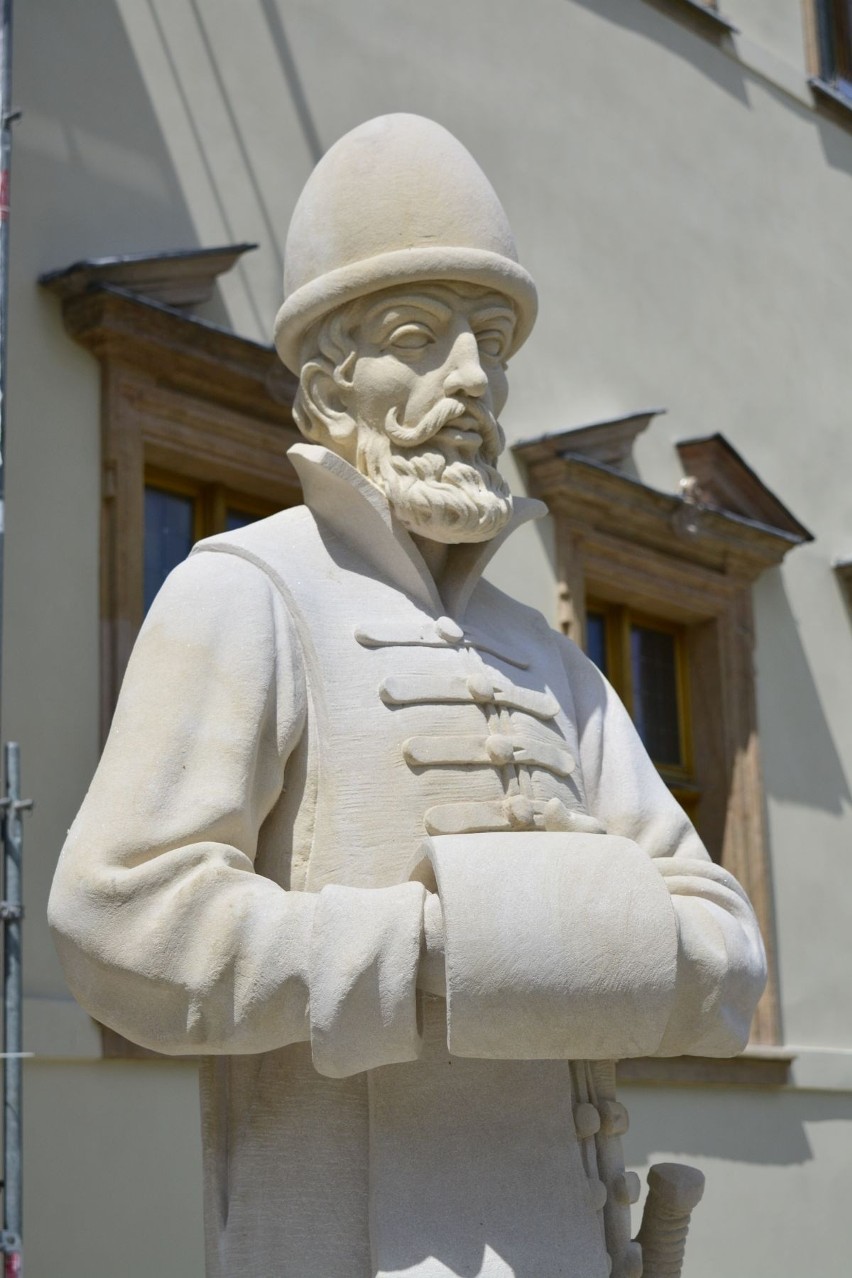 Figury posłów wróciły na Pałac Biskupi w Kielcach po 150 latach! [WIDEO, ZDJĘCIA] 