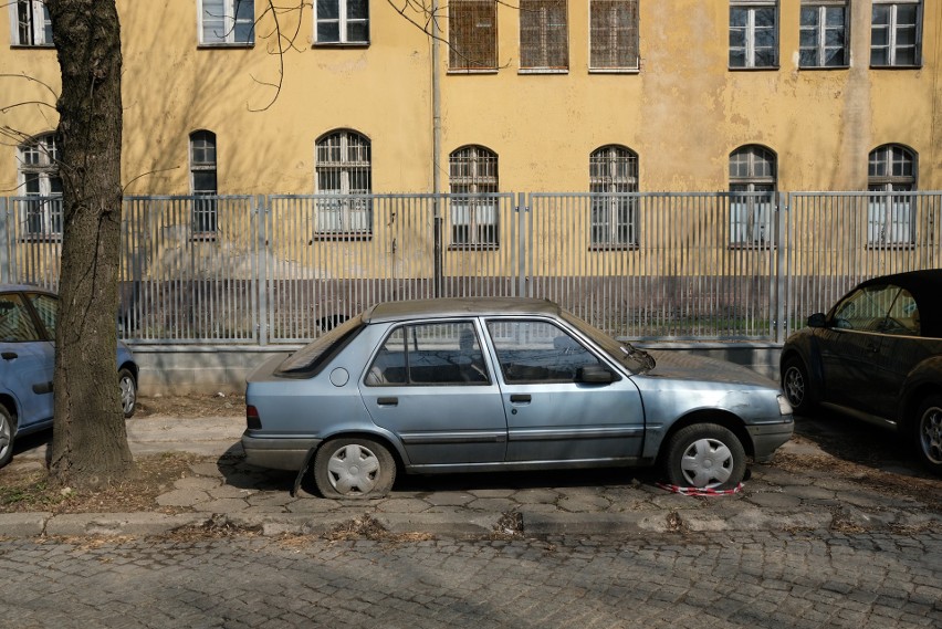 Poznań: Samochody bez właścicieli stoją po kilka miesięcy....