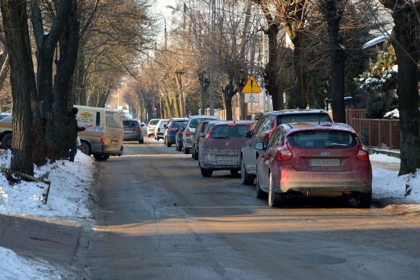 Ulicę Słoneczną w Kielcach blokują parkujące auta. Czy ruch jednokierunkowy rozwiąże problem?