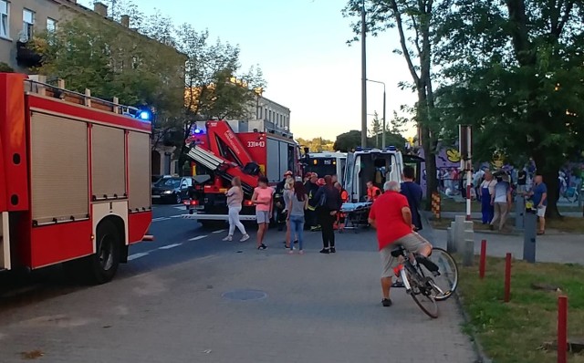 Nietypowy wypadek w Radomiu. Na ulicy Struga pijany mężczyzna chciał wsiąść do ruszającego autobusu. Noga ugrzęzła mu pod kołami wozu.