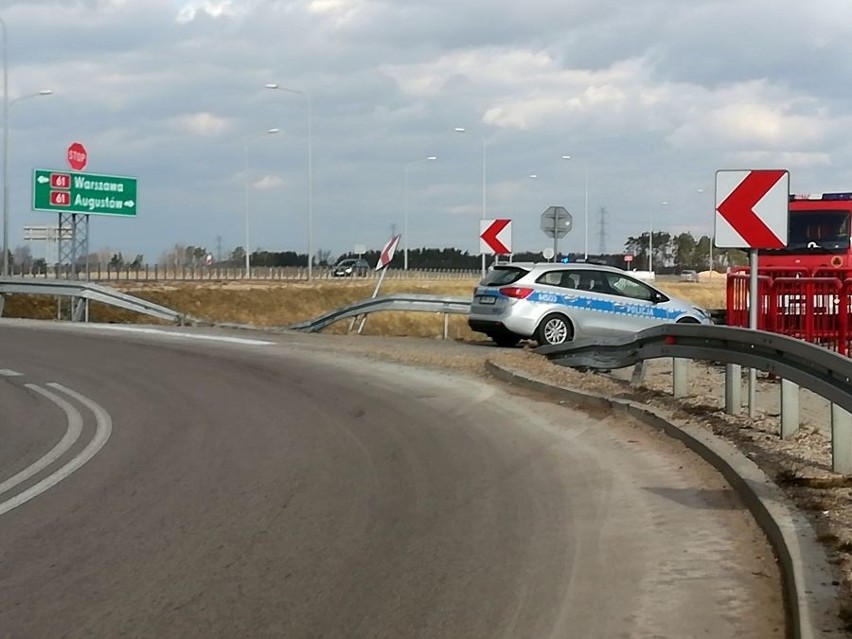 Wypadek na obwodnicy Szczuczyna. Opel staranował barierki i spadł ze skarpy (zdjęcia)