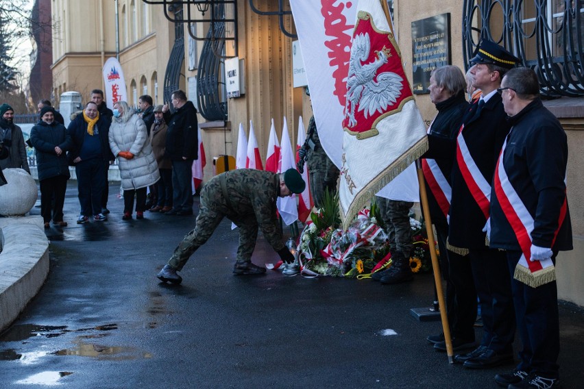 Pod tablicami pamiątkowymi pojawili się przedstawiciele...