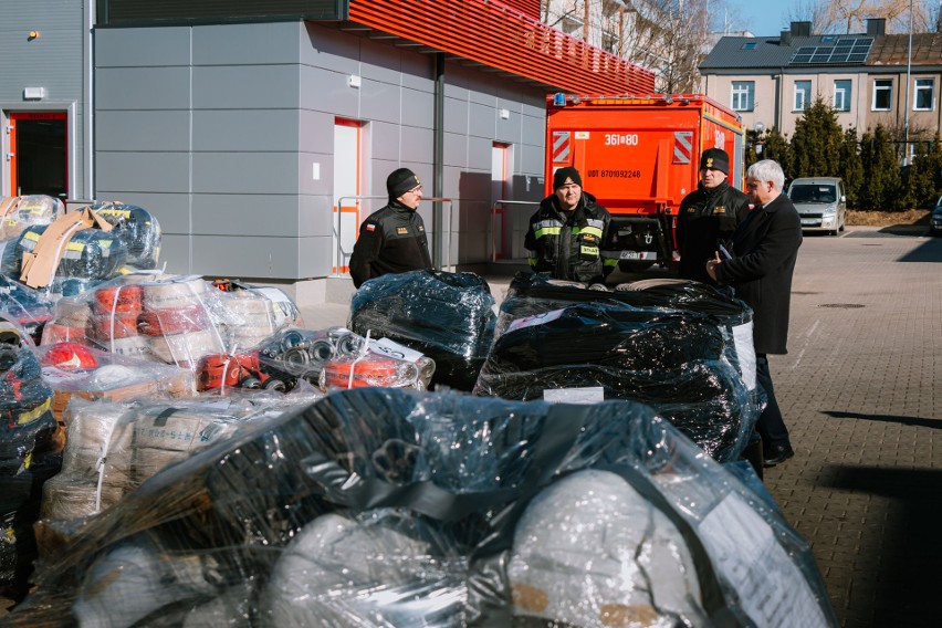 Białystok. Podlascy strażacy pomagają kolegom z Ukrainy. Przekazali pojazdy i sprzęt pożarniczy (zdjęcia)