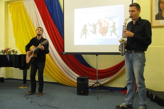 Uroczystości Święta Szkoły urozmaicili Jacek i Michał, uczniowie z Prywatnego Ogniska Muzycznego "Preludium".