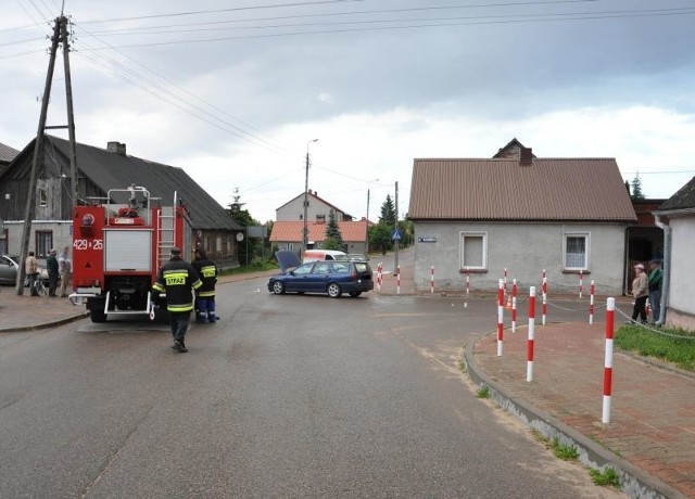 W wyniku czego doszło do zderzenia obu pojazdów. Kierowca kangoo z obrażeniami ciała trafił do szpitala. Obaj mężczyźni byli trzeźwi. Grajewscy policjanci szczegółowo wyjaśniają teraz okoliczności tego zdarzenia.