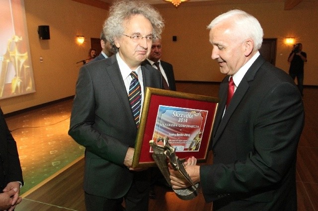 Nagrodę od Andrzeja Mochonia, przewodniczącego kapituły nagrody odbiera Waldemar Sikora burmistrz Miasta i Gminy Busko-Zdrój.