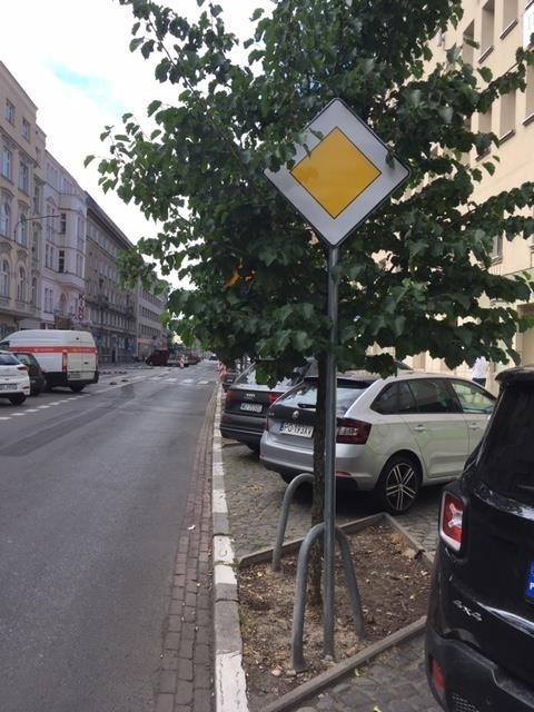 Mieszkanka ulicy Ratajczaka, zwraca uwagę, że znaki drogowe,...