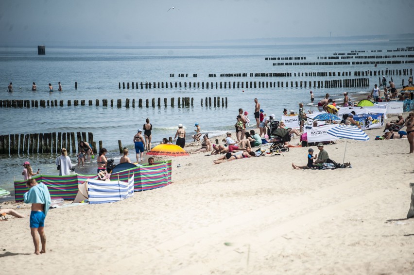 Słoneczny dzień na plaży w Mielnie