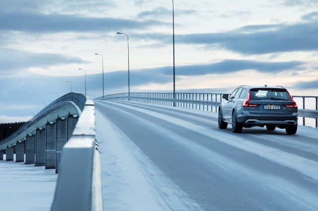 Volvo świętuje 20 lat napędu AWD w swoich autach. Z tej okazji szwedzki producent pokazuje możliwości swoich samochodów na zamarzniętym jeziorze w północnej Szwecji w pobliżu narciarskiego kurortu Åre. Szwedzki producent pokazał możliwości napędów AWD w swoich samochodach: XC90, V90 Cross Country i V40 Cross Country.Fot. Volvo