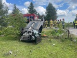W Medyni Głogowskiej samochód uderzył w betonowy przepust i dachował. Nie żyje kobieta [ZDJĘCIA]