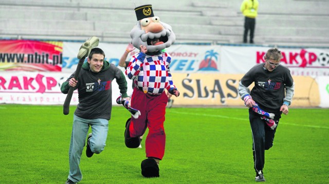 W czasie sezonu zdarzają się także dość zabawne obrazki. W końcu śmiertelnie poważne traktowanie futbolu szkodzi zdrowiu