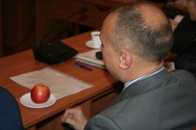 Radny W. Krzyżanowski pierwszy wziął jabłko ze stolika