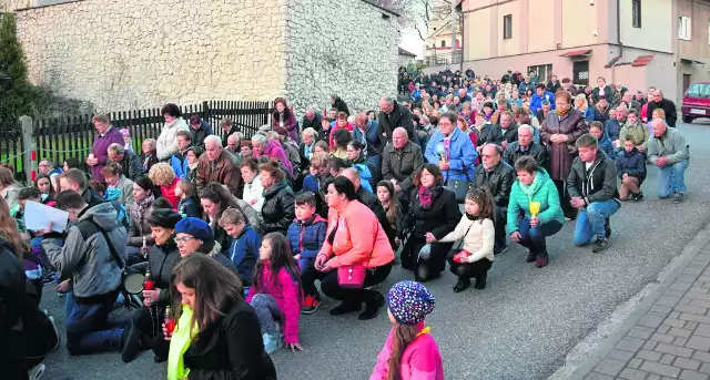 Mieszkańcy Czernichowa i okolicznych wiosek modlili się na ulicach podczas drogi krzyżowej