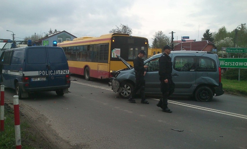 Wypadek dwóch samochodów i autobusu MPK w Nowosolnej [ZDJĘCIA+FILM]