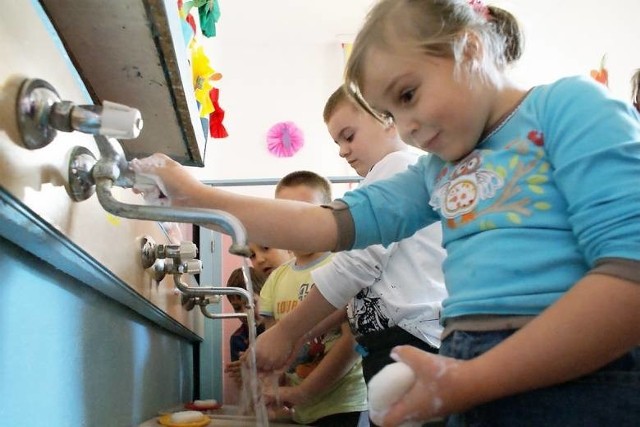 Częste mycie rąk chroni przed grypą. Wiedzą o tym dzieci z "14&#8221;.
