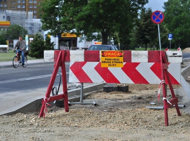 Przy ulicy Sandomierskiej w Tarnobrzegu powstaje chodnik po drugiej stronie drogi.