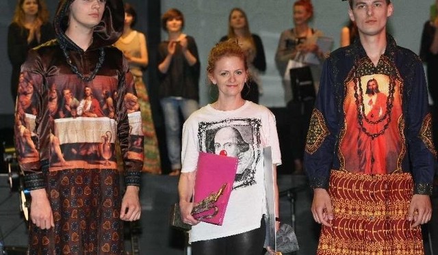 Beata Guzińska i jej zwycięska kolekcja podczas IX finału Off Fashion, wiosną 2011 roku.
