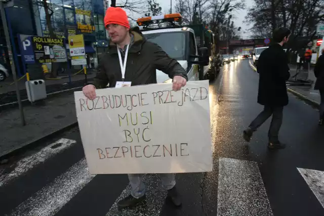 Okoliczni mieszkańcy domagają się przebudowy wiaduktu kolejowego przy ul. Krzyckiej, co ma się przyczynić do poprawy bezpieczeństwa pieszych i kierowców