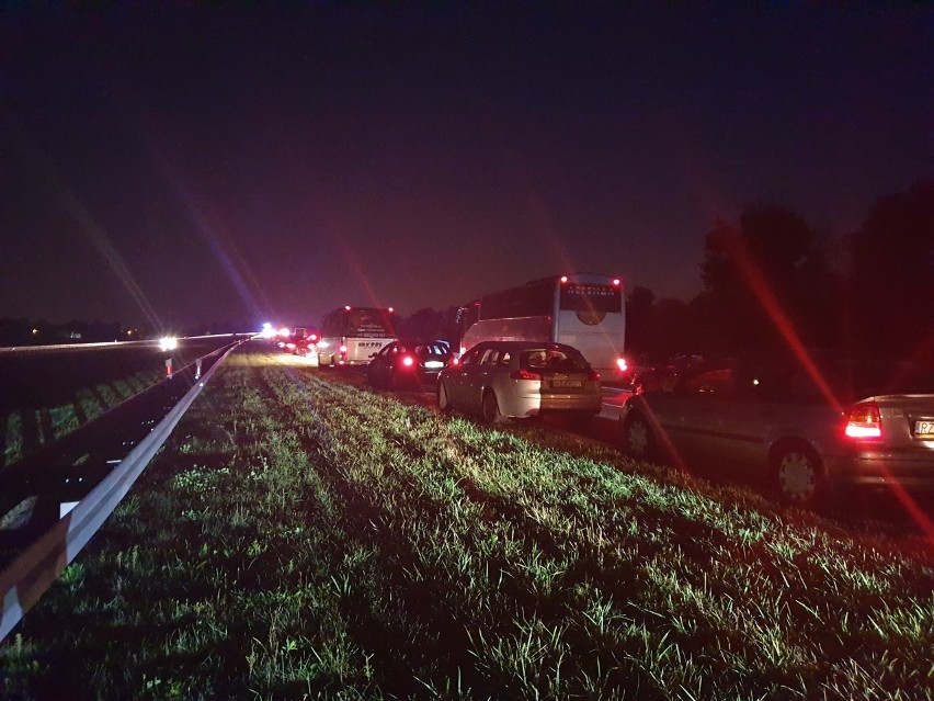 Śmiertelny wypadek na autostradzie A4. Samochód uderzył w barierki 