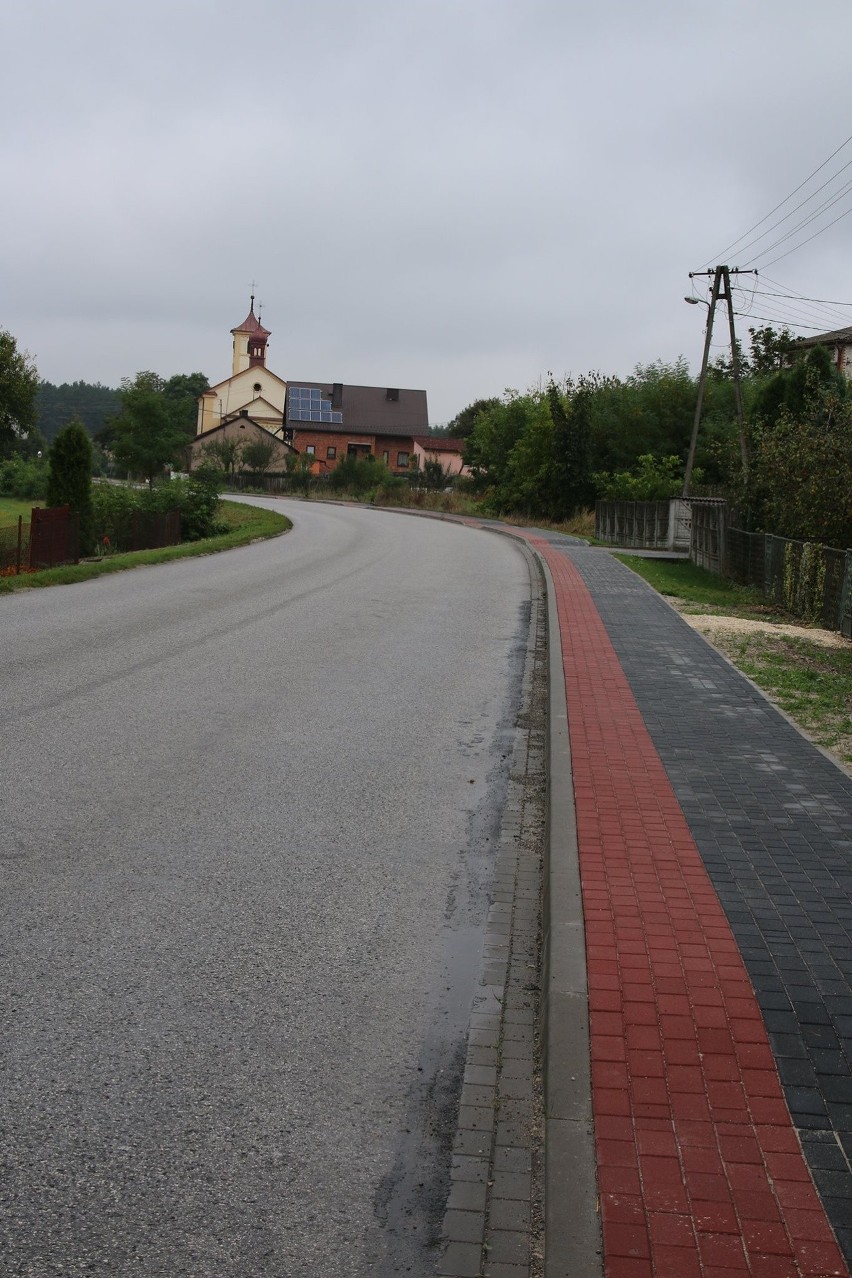 W gminie Wodzisław i Sędziszów zbudowano nowe chodniki....