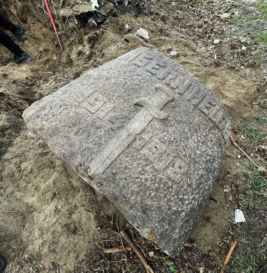 Znalezisko w szczecińskim Kijewie. Odnaleziono fragment pomnika poległych w pierwszej wojnie światowej