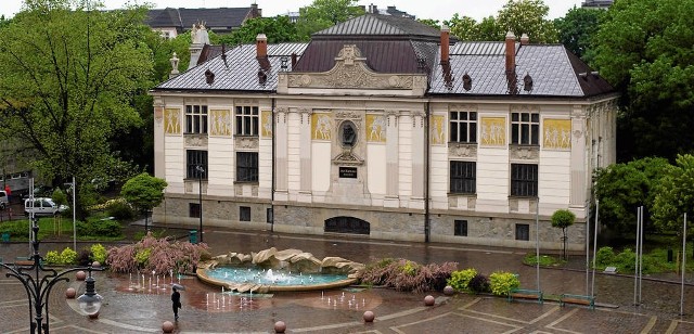 Pałac Sztuki, gmach Towarzystwa Przyjaciół Sztuk Pięknych, został wzniesiony w latach 1899 - 1901