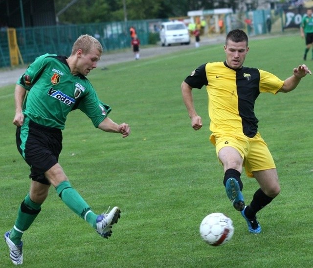 Piłkarz drugoligowej Stali Stalowa Wola, Bartosz Horajecki (z lewej) pojedzie na testy w Widzewie Łódź.