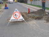 Rozszczelnienie gazociągu w Żarkach. Konieczna ewakuacja ponad 300 osób z pobliskiego zespołu szkół i marketu