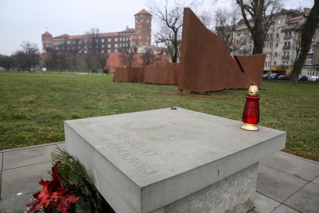 Koncepcja wzniesienia pomnika Armii Krajowej jest lansowana od 2009 roku. Nie widać końca walki o niego